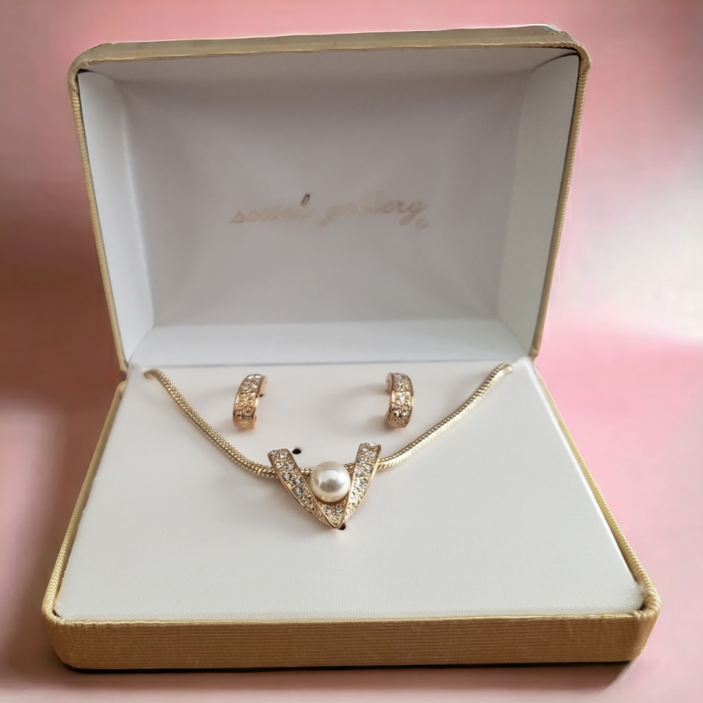 Vintage Social Gallery Gold Tone Fashion Jewelry Earrings Necklace Partial Set